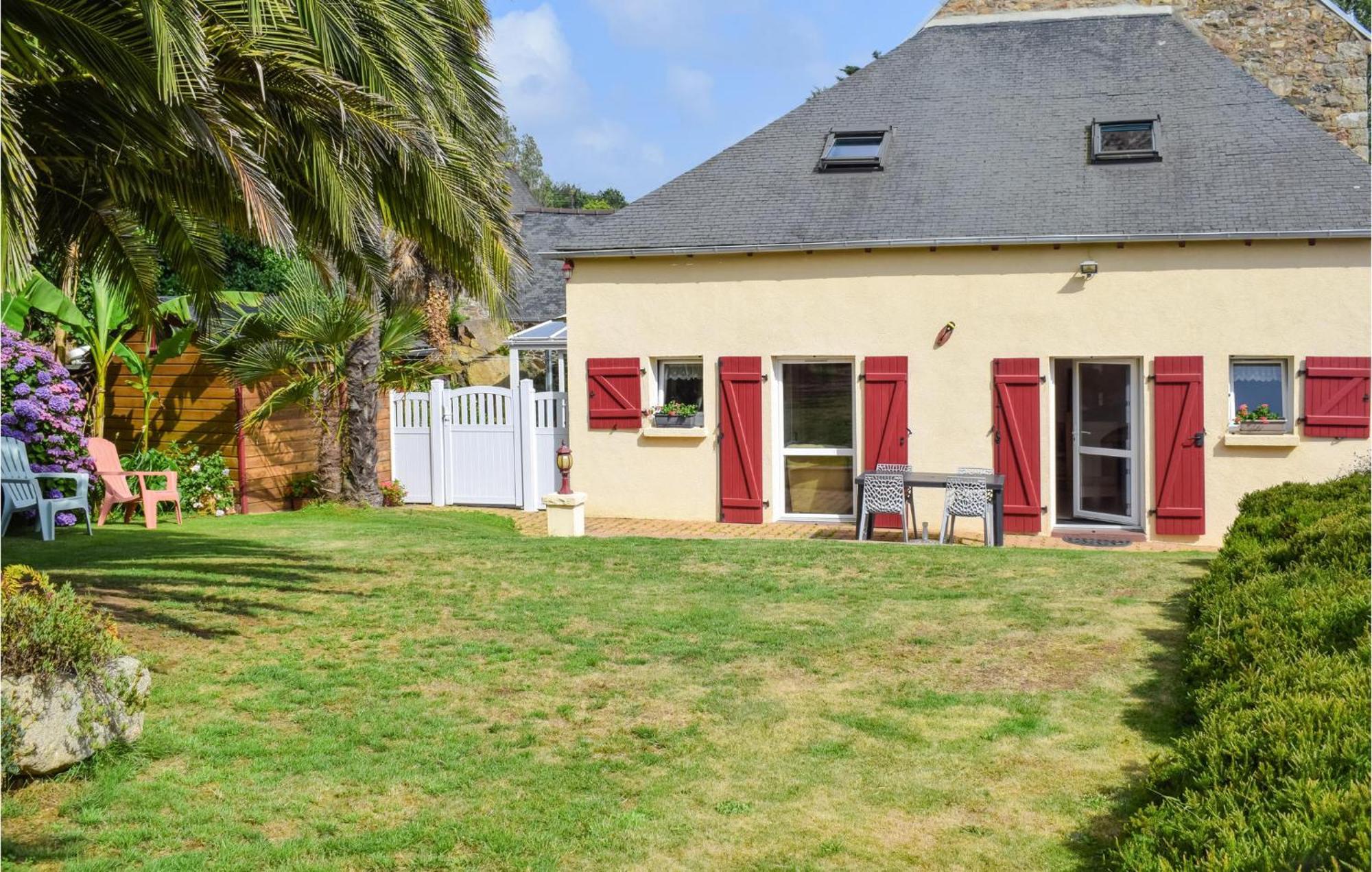 3 Bedroom Awesome Home In Lézardrieux エクステリア 写真