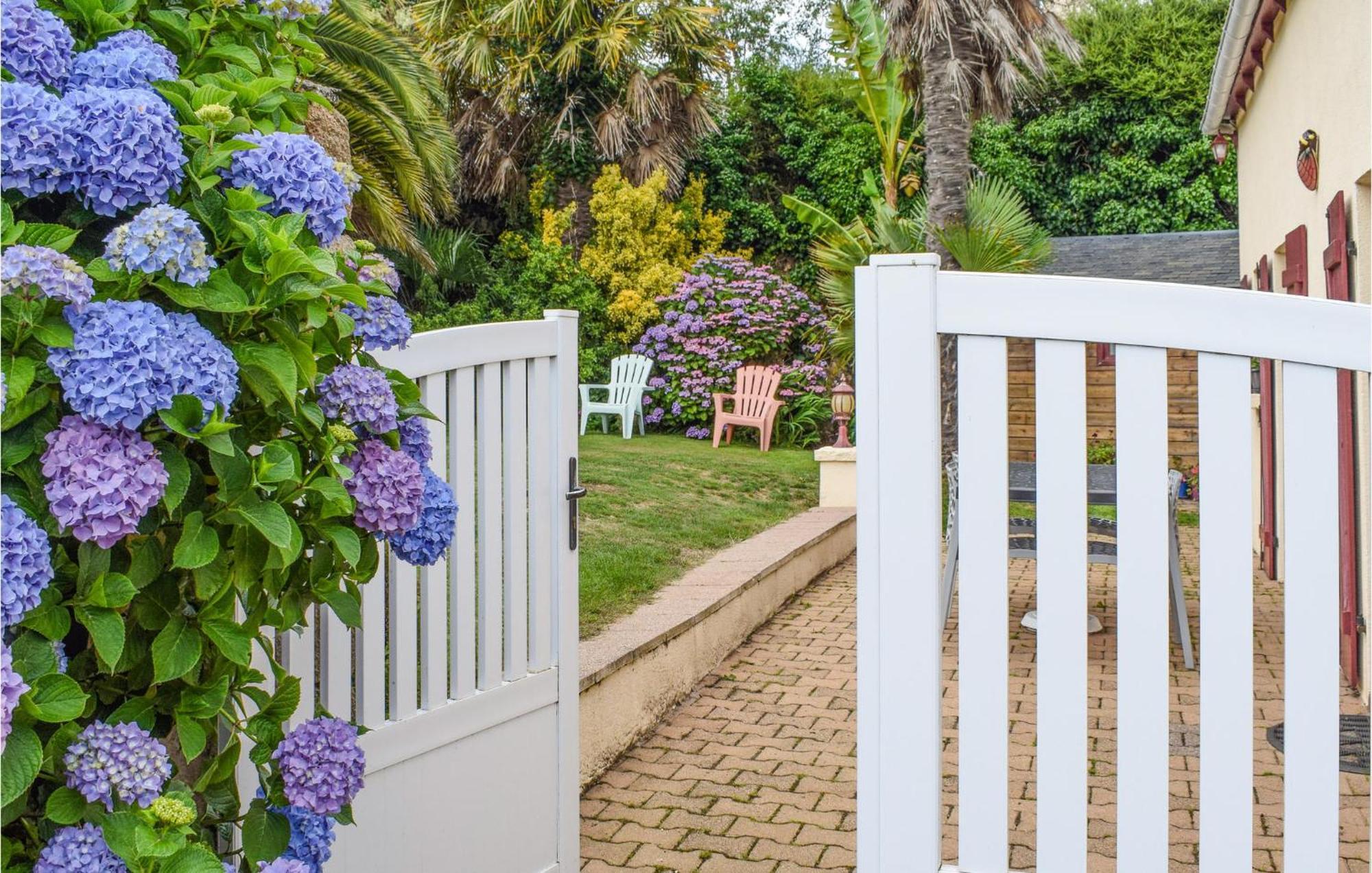 3 Bedroom Awesome Home In Lézardrieux エクステリア 写真